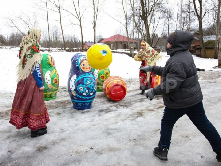 Большие надувные кегли с мячом