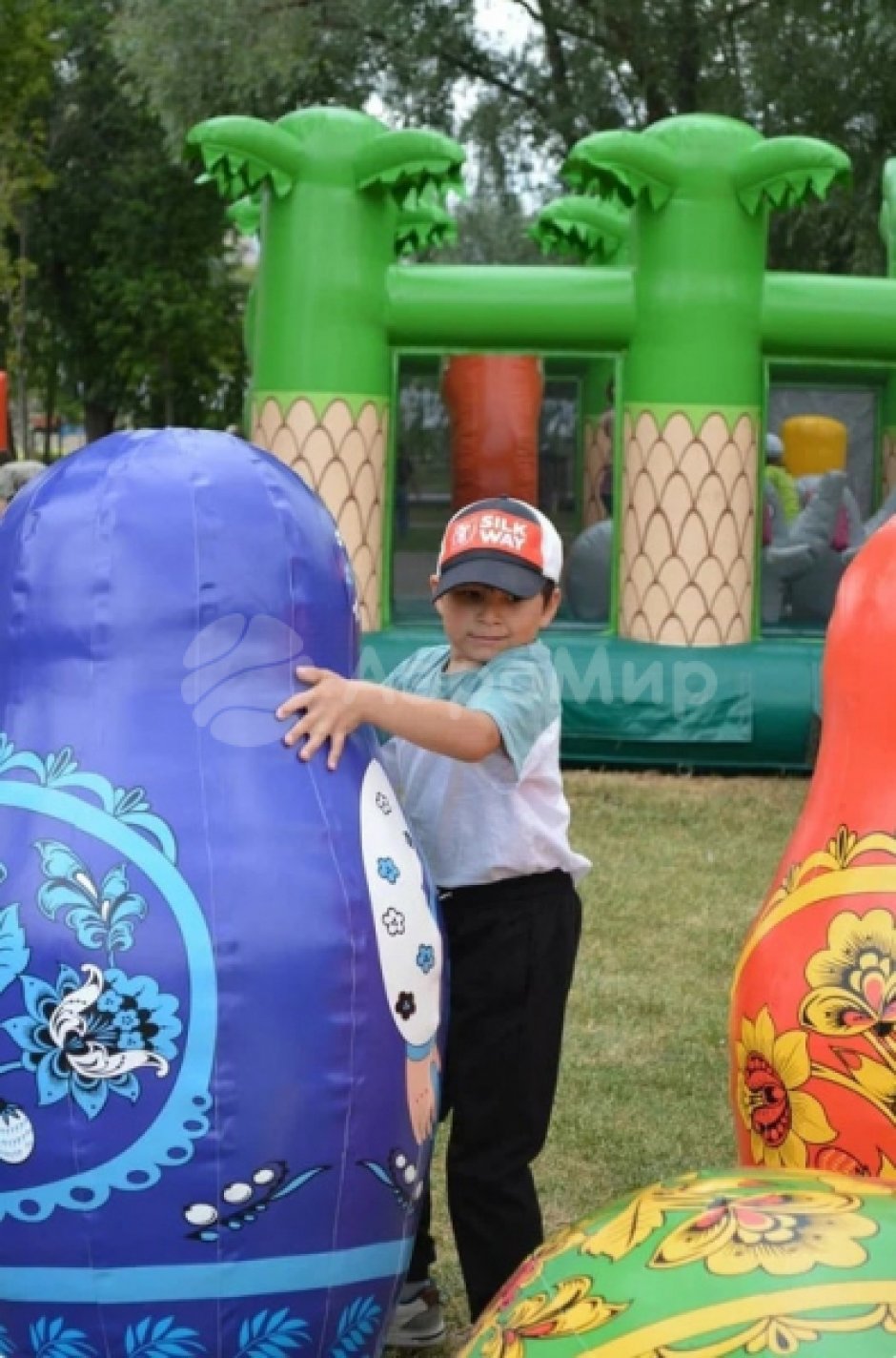 Большие надувные кегли с мячом