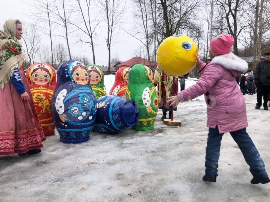 Большие надувные кегли с мячом