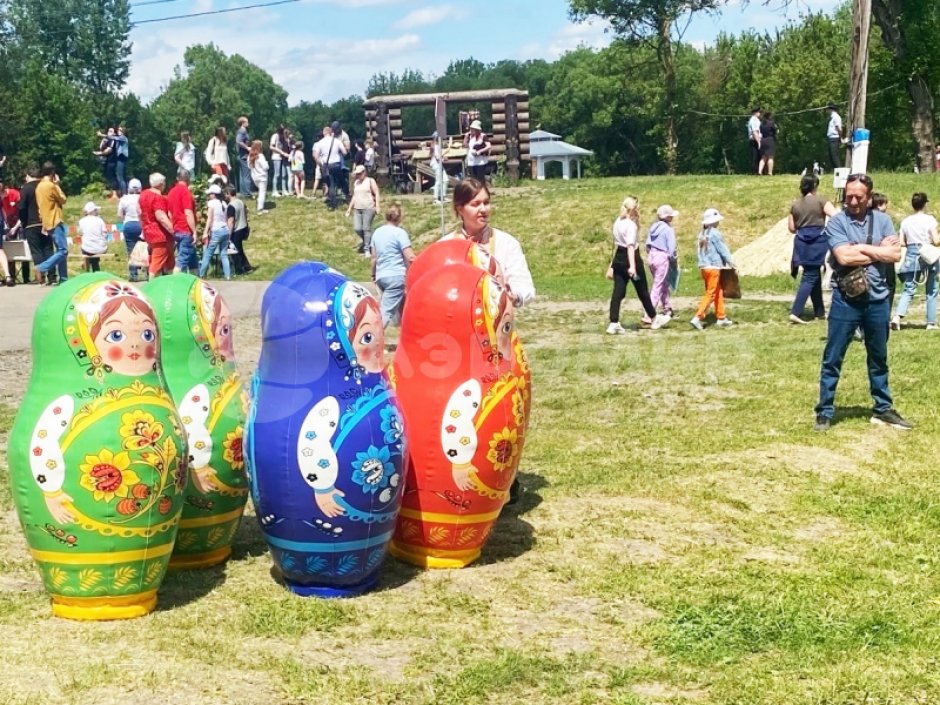 Большие надувные кегли с мячом