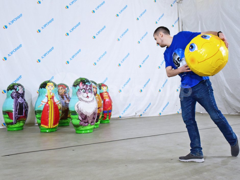 Большие надувные кегли с мячом