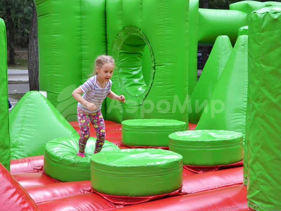 Гигантский надувной батут Бука-Парк — айр парк общей площадью 302 м²