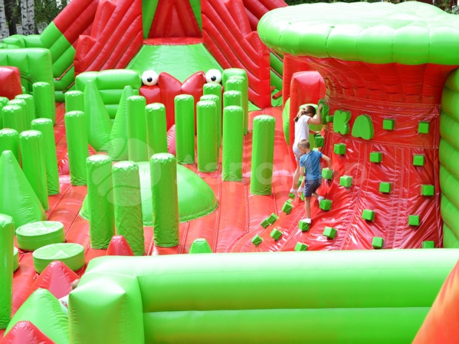 Гигантский надувной батут Бука-Парк — айр парк общей площадью 302 м²