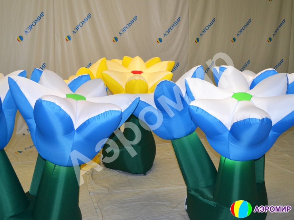 Надувные цветы в букете — композиция из трех цветков