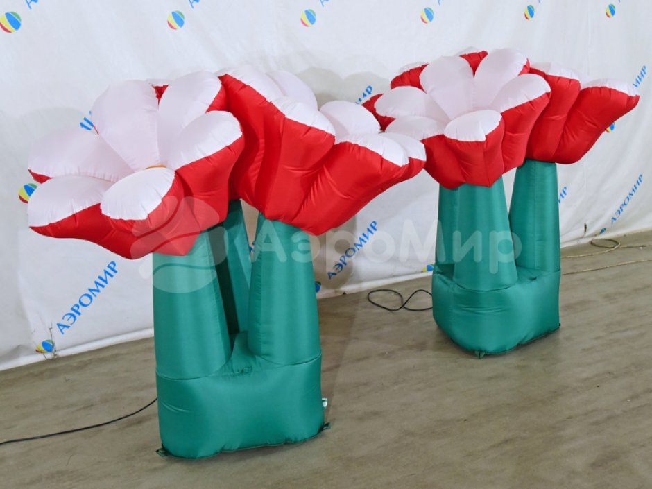 Надувные цветы в букете — композиция из трех цветков