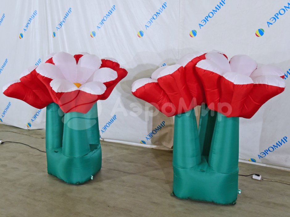 Надувные цветы в букете — композиция из трех цветков
