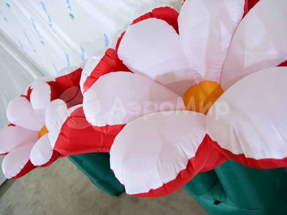 Надувные цветы в букете — композиция из трех цветков