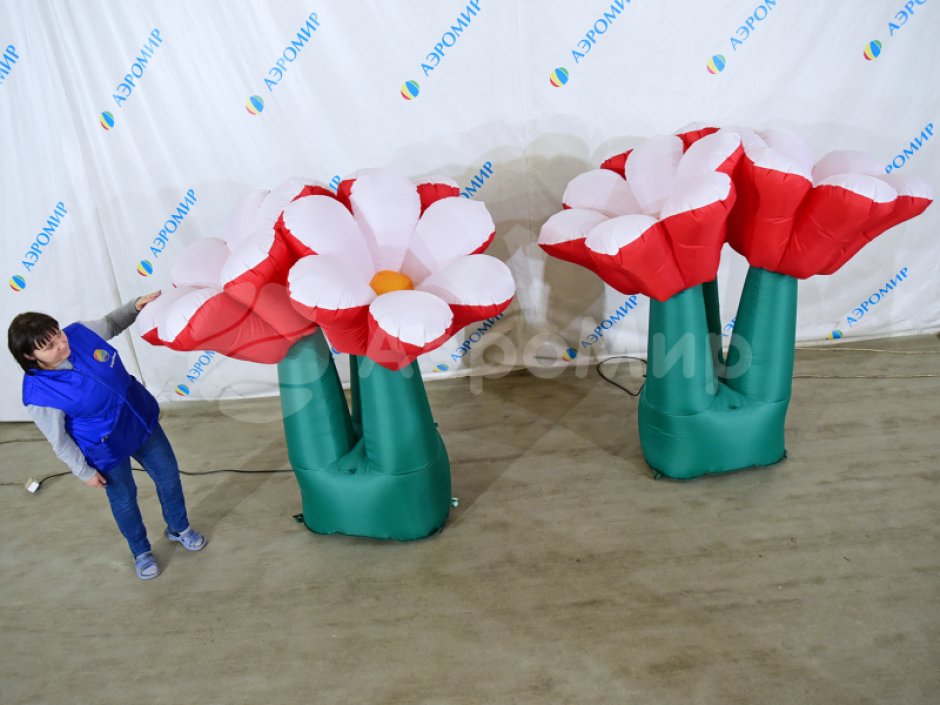 Надувные цветы в букете — композиция из трех цветков