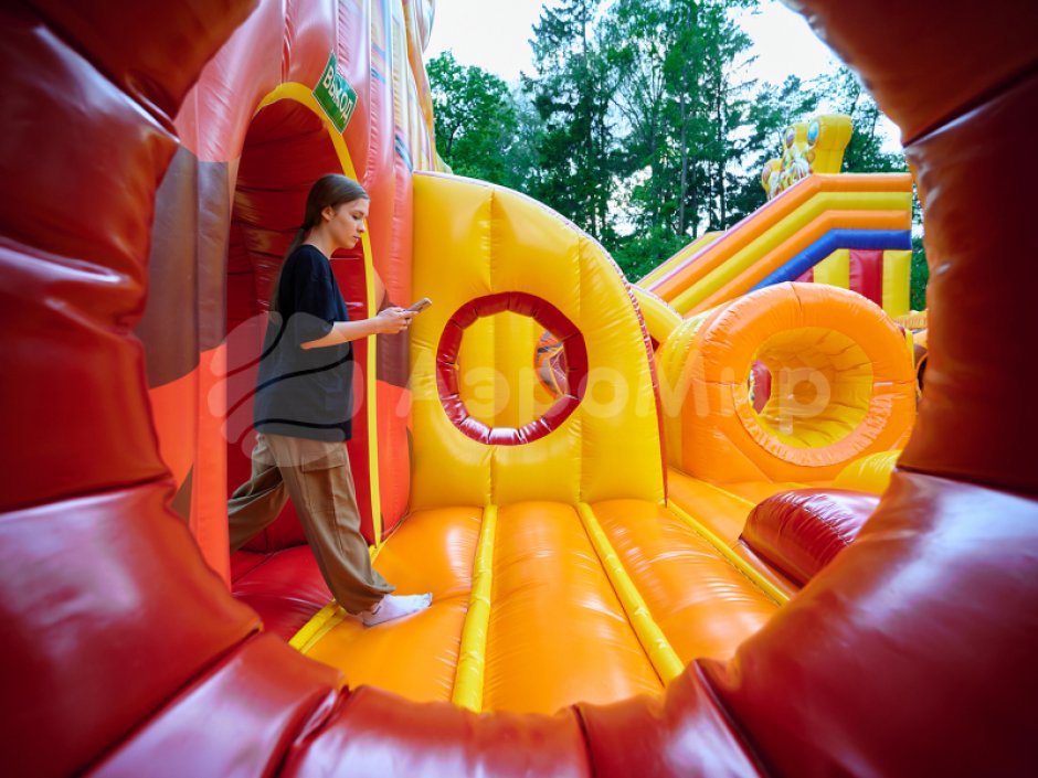 Надувной парк — Царь батут, площадью 300 м²