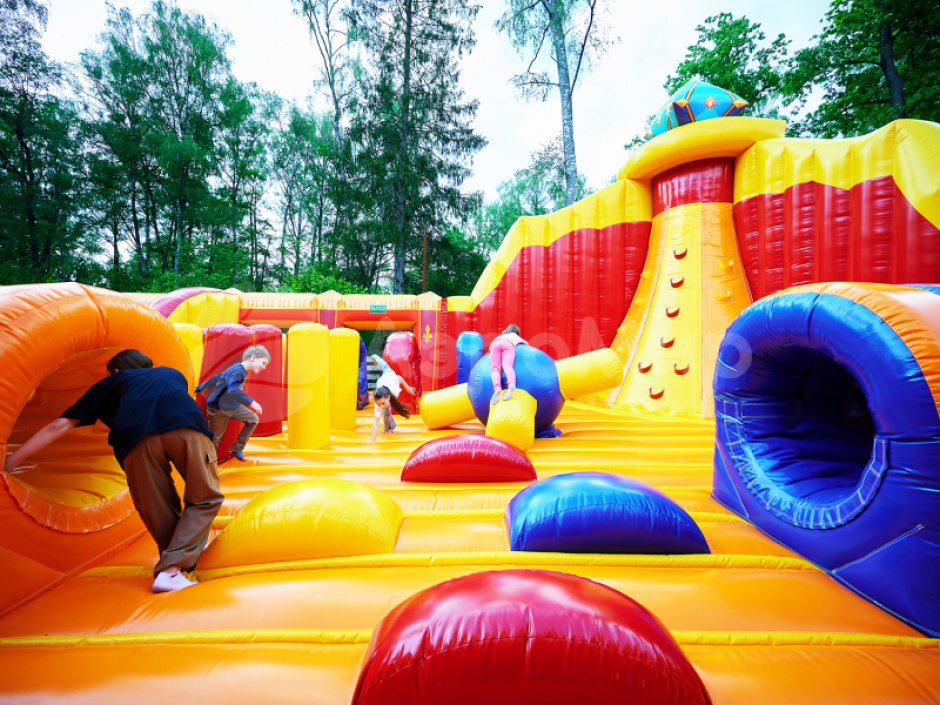 Надувной парк — Царь батут, площадью 300 м²