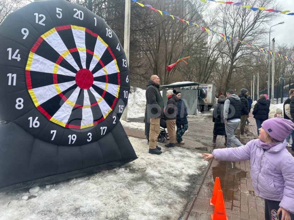 Надувной дартс
