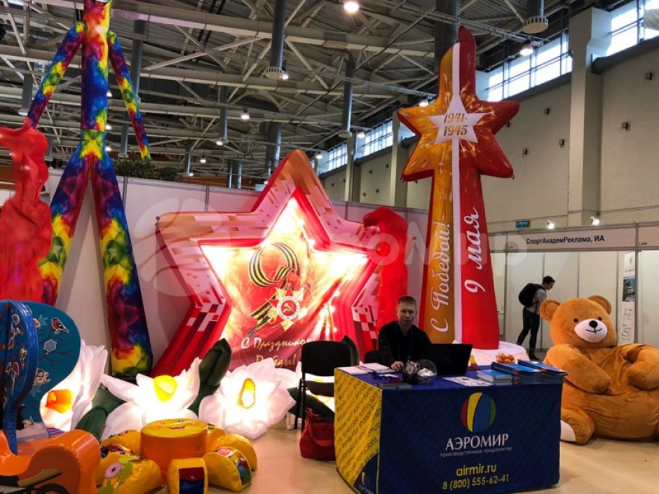 Стела со звездой — надувная фигура для торжественного оформления 9 мая и Дня Победы