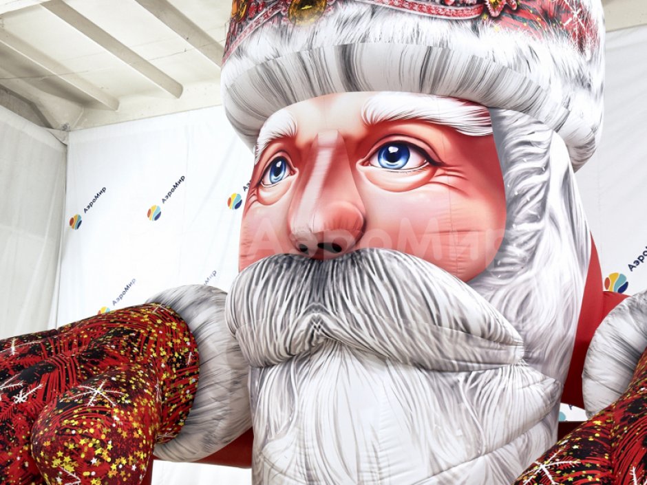 Надувной Дед Мороз на крышу — большая декорация новогоднего праздника