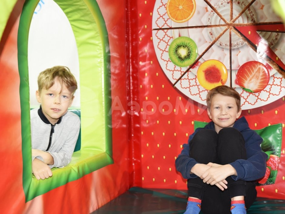 Домик клубничка — мягкий игровой дом с сухим бассейном