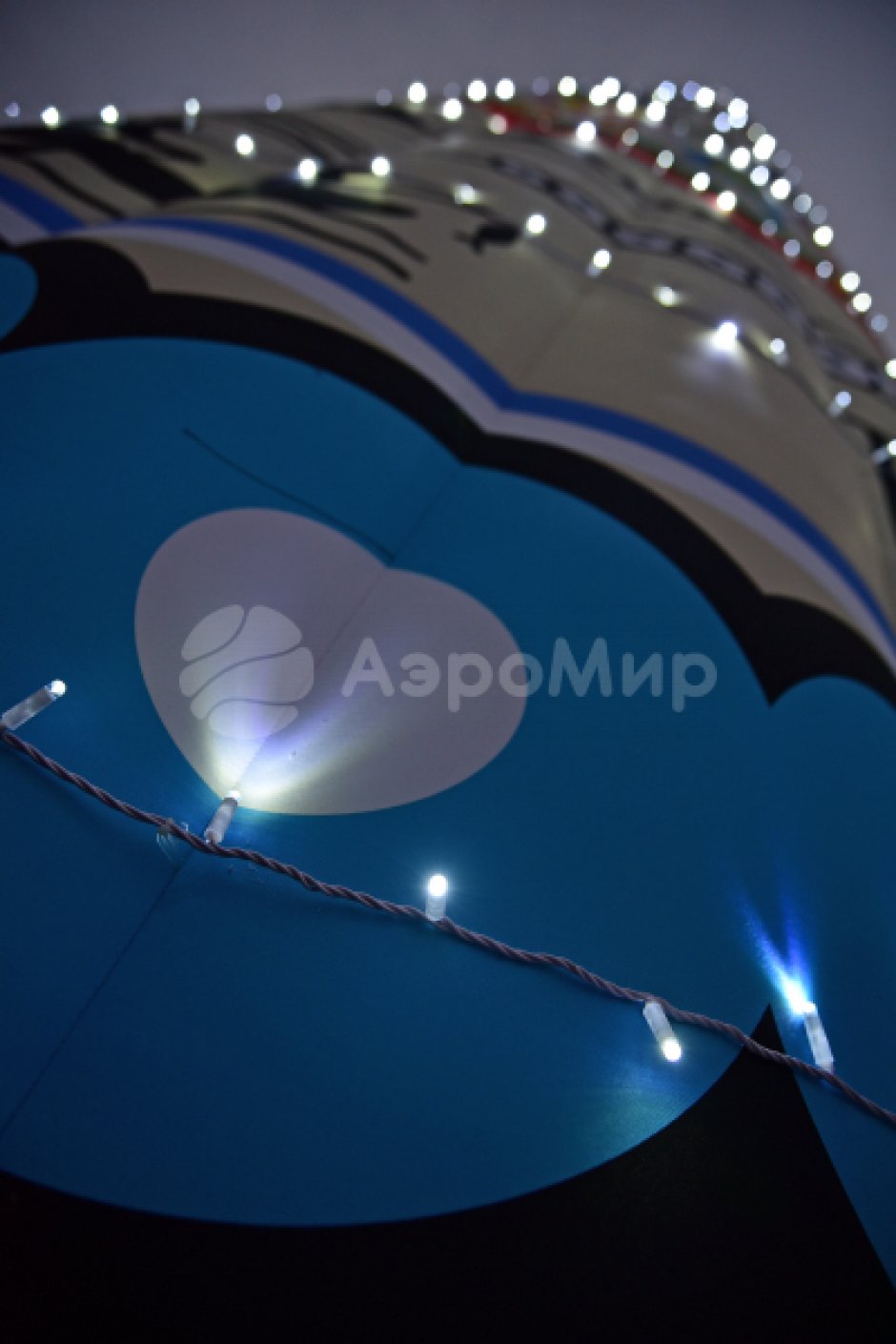 Конус-дом притягивает взгляды, удерживает внимание, одна конструкция — десятки сценариев