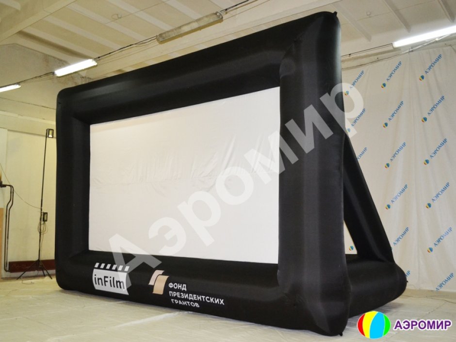 Надувной экран на опорах