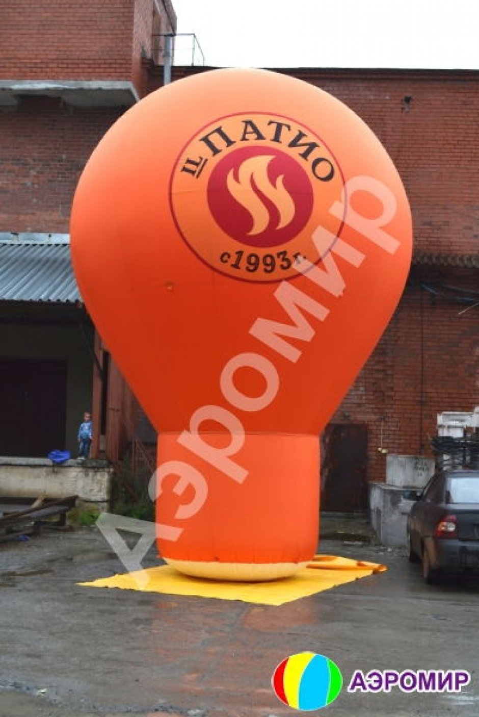 Надувной рекламный шар на опоре круглой формы с логотипом