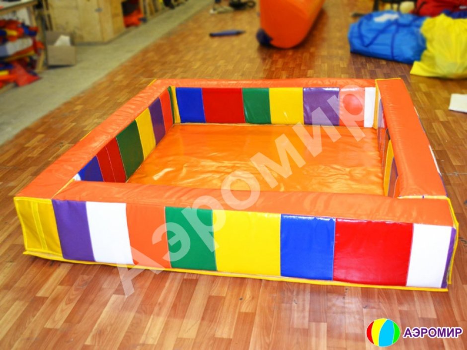 Разноцветный сухой бассейн квадратной формы