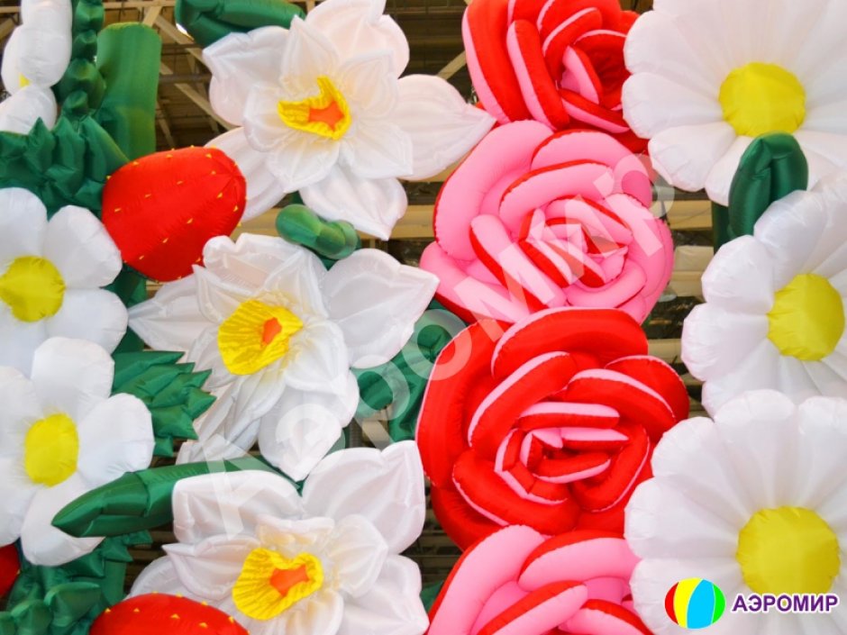 Панно из надувных цветов