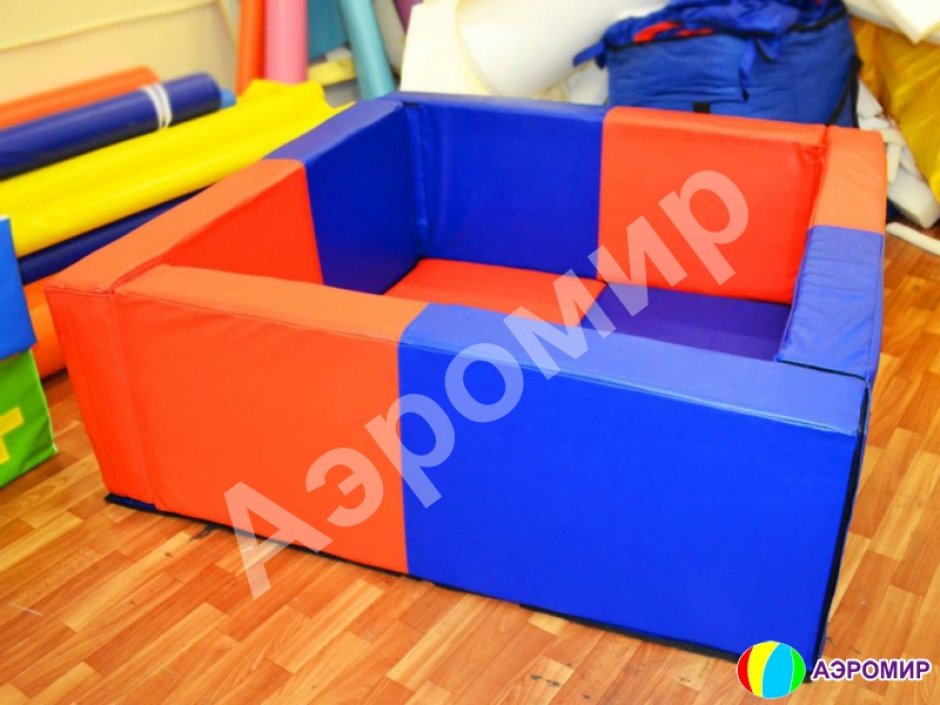 Красно-синий сухой бассейн квадратной формы