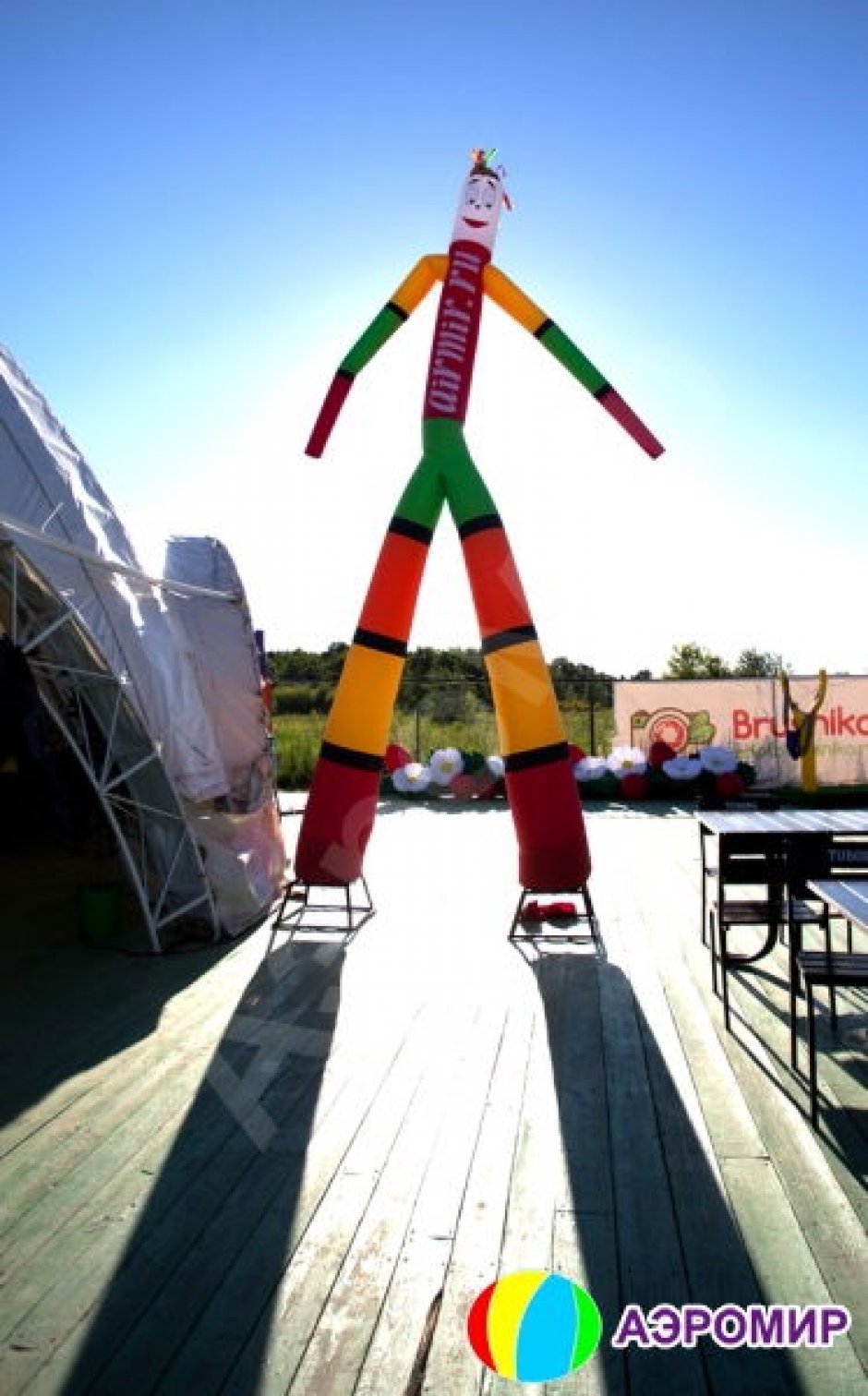 Фигура аэромена на двух ногах с логотипом