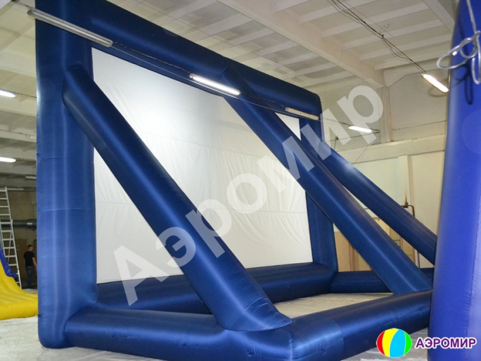 Надувной экран на опорах