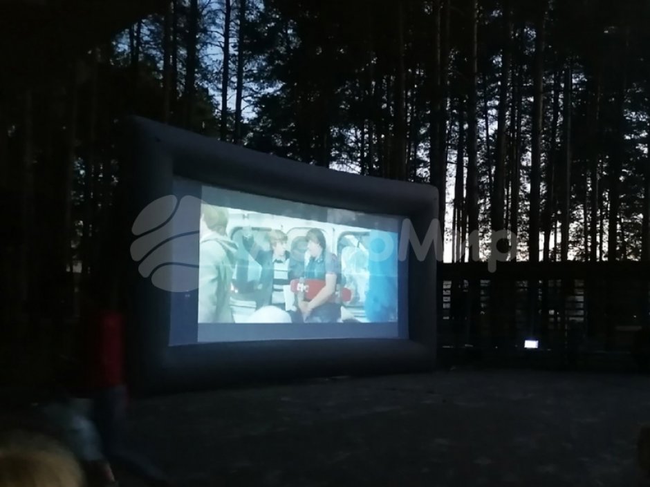 Надувной экран на опорах