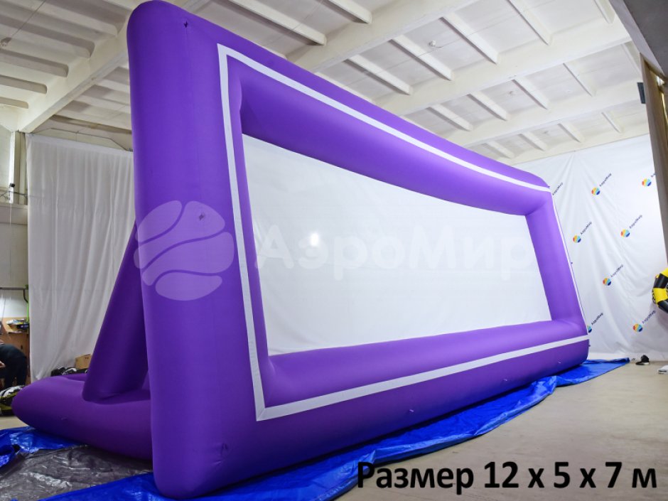 Надувной экран на опорах