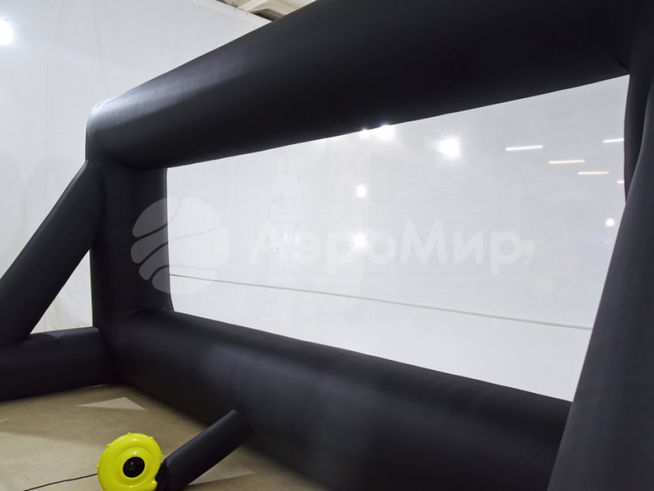 Надувной экран на опорах