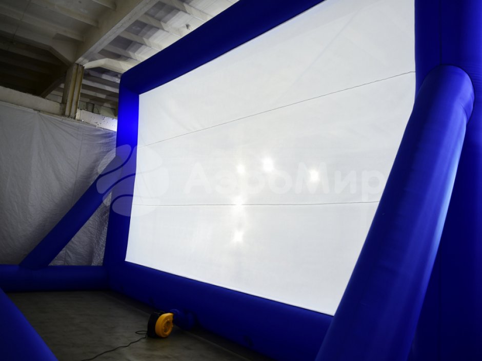Надувной экран на опорах
