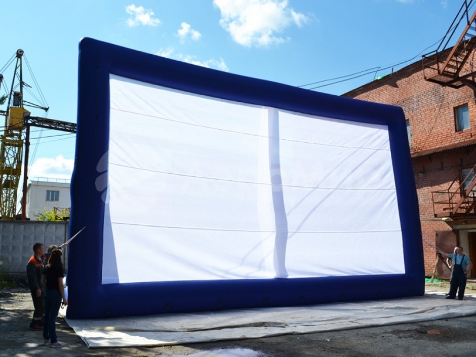 Надувной экран на опорах