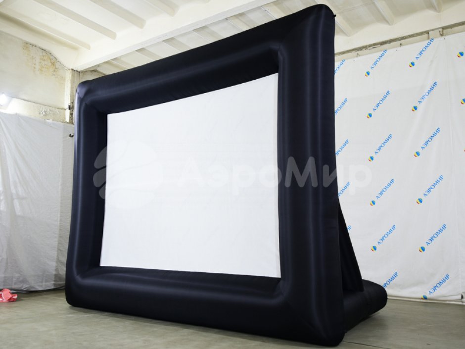 Надувной экран на опорах