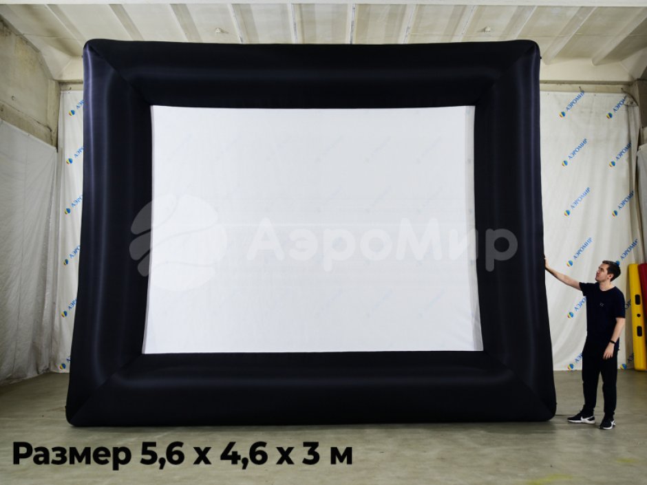 Надувной экран на опорах