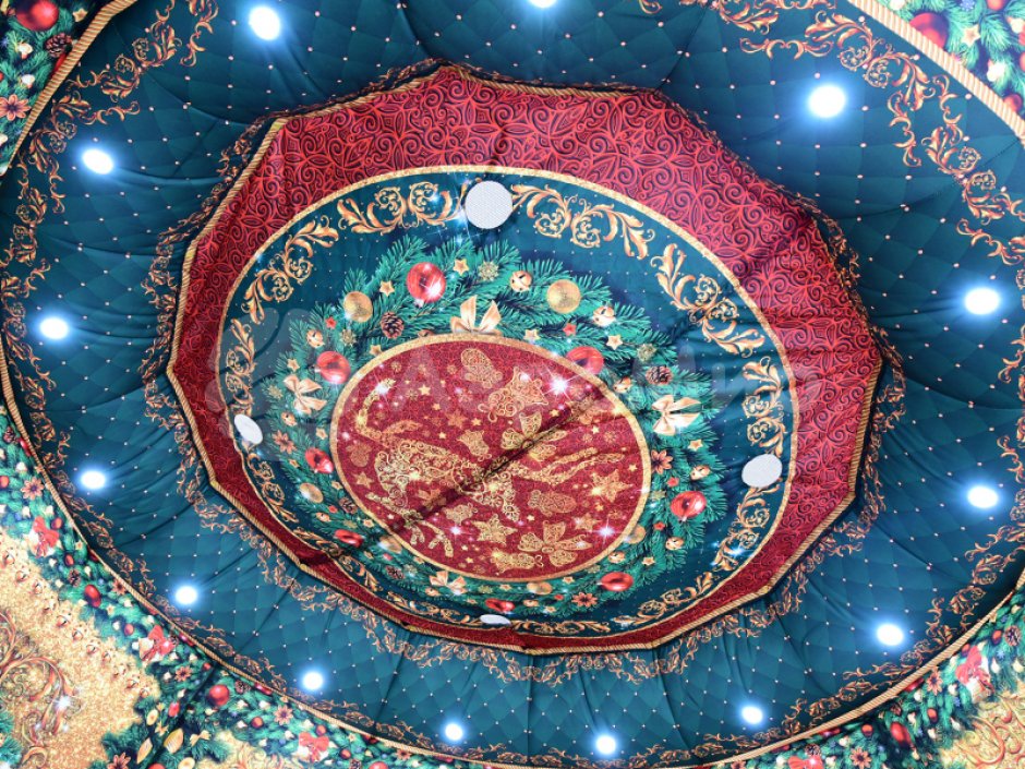 Ёлка дом — новогодняя надувная конструкция с фото зоной внутри