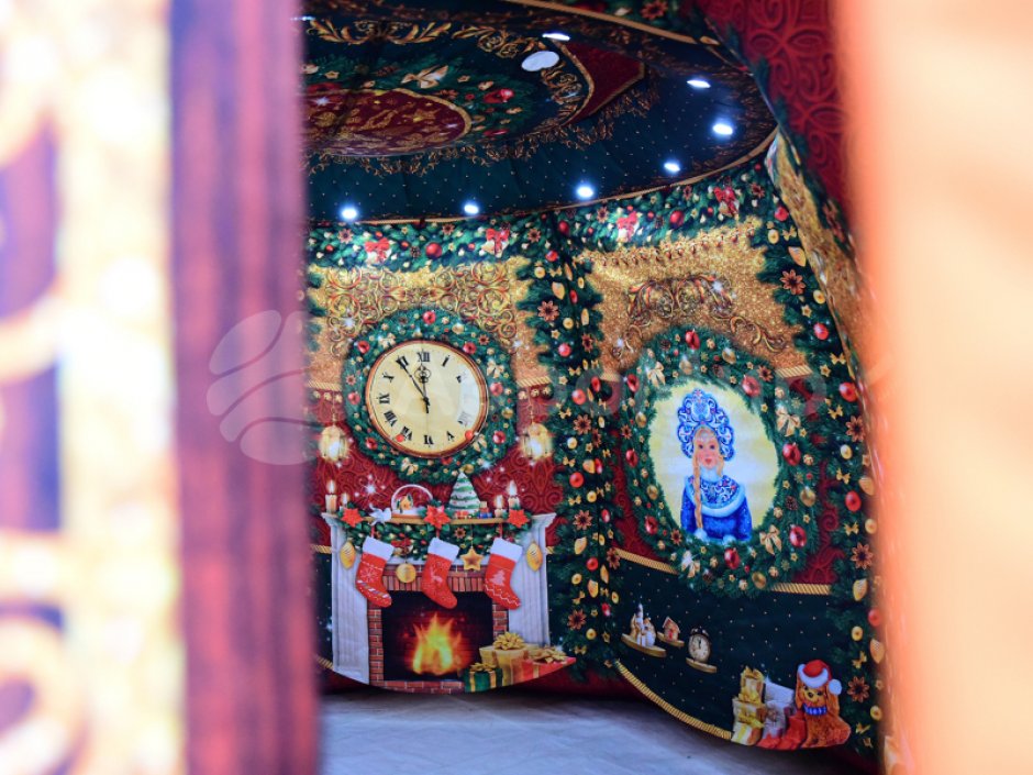 Ёлка дом — новогодняя надувная конструкция с фото зоной внутри