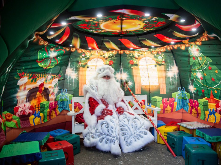 Ёлка дом — новогодняя надувная конструкция с фото зоной внутри