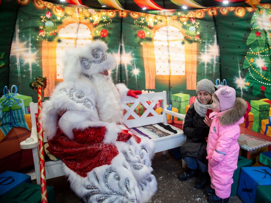 Ёлка дом — новогодняя надувная конструкция с фото зоной внутри