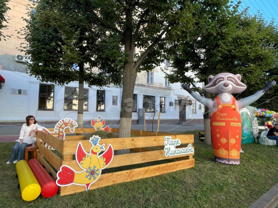 Надувной Енот с эффектом машущей руки (бобер, волк, заяц, мышь, лев, собака)