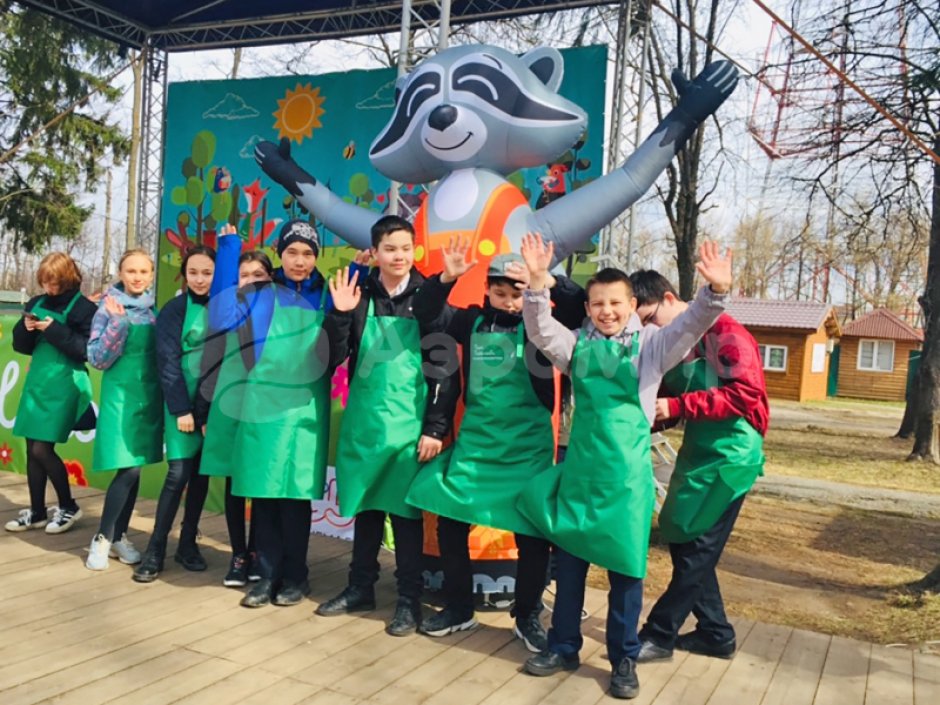 Надувной Енот с эффектом машущей руки (бобер, волк, заяц, мышь, лев, собака)