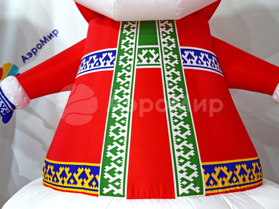 Надувные фигуры в национальных костюмах