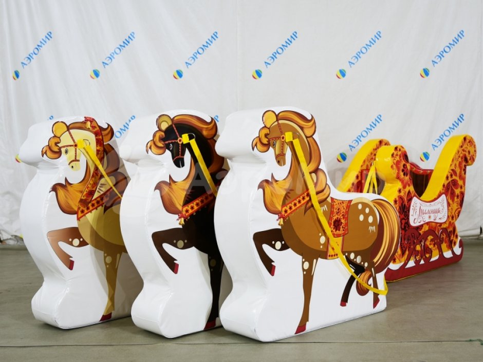 Фотозона «Сани с лошадками» — яркая композиция из саней и тройки