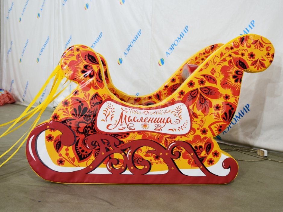 Фотозона «Сани с лошадками» — яркая композиция из саней и тройки