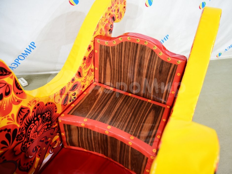 Фотозона «Сани с лошадками» — яркая композиция из саней и тройки