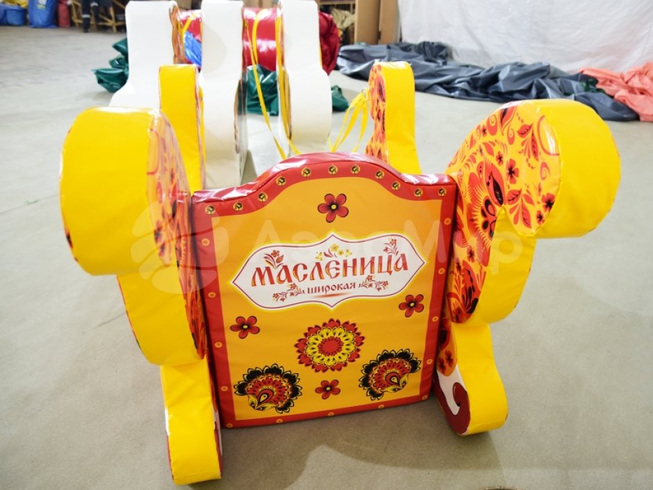 Фотозона «Сани с лошадками» — яркая композиция из саней и тройки