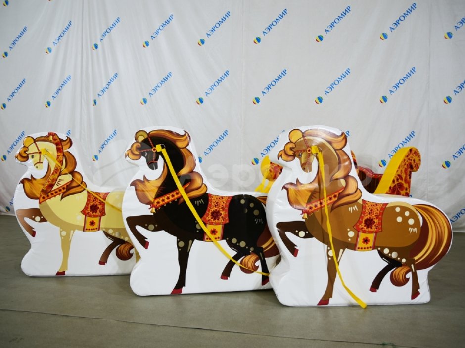 Фотозона «Сани с лошадками» — яркая композиция из саней и тройки