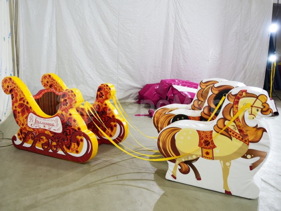 Фотозона «Сани с лошадками» — яркая композиция из саней и тройки