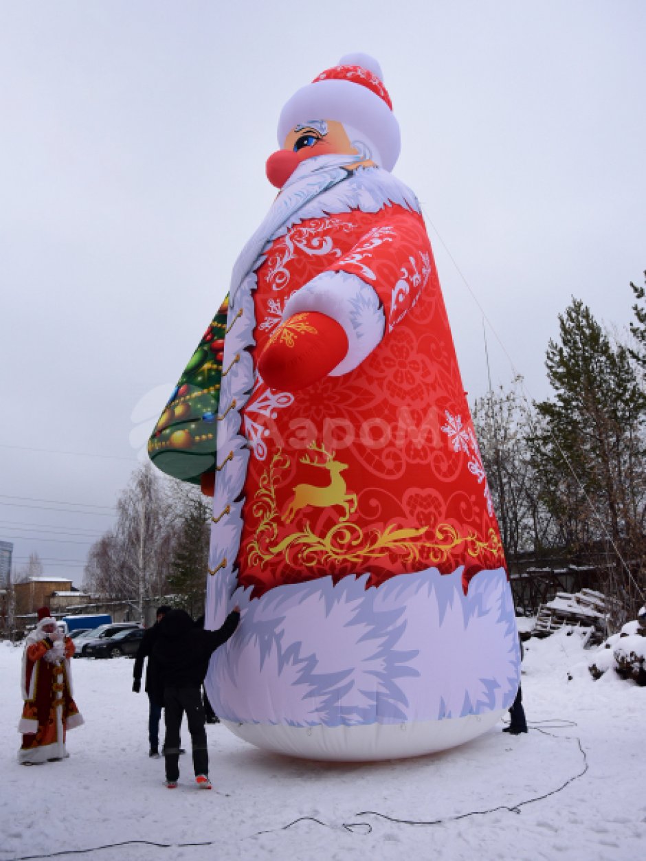 Надувной гигантский Дед Мороз — высота фигуры 10 метров