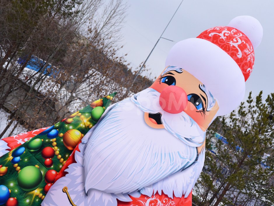 Надувной гигантский Дед Мороз — высота фигуры 10 метров