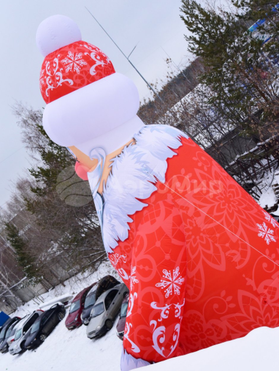 Надувной гигантский Дед Мороз — высота фигуры 10 метров