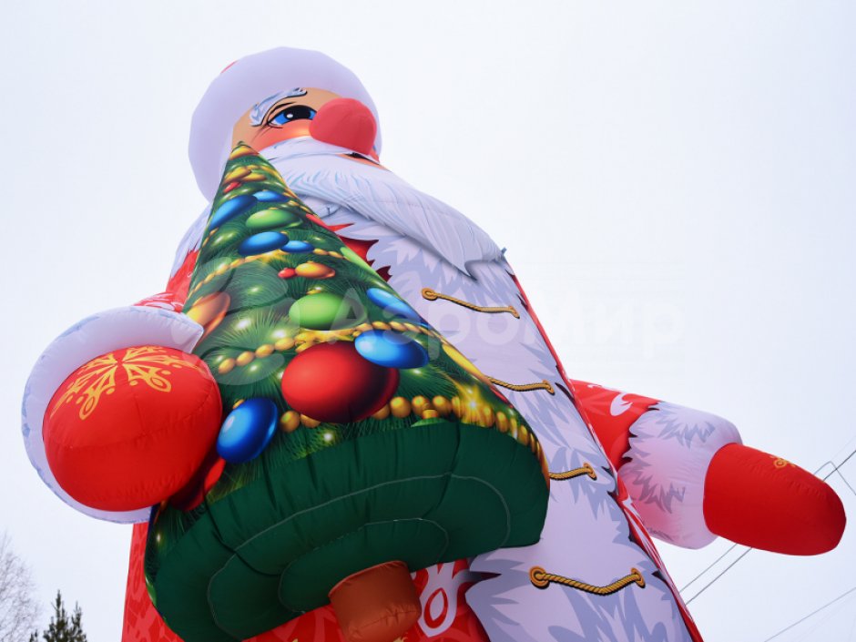 Надувной гигантский Дед Мороз — высота фигуры 10 метров